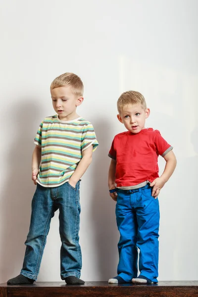 Kleine Jungs haben gemeinsam Spaß zu Hause. — Stockfoto