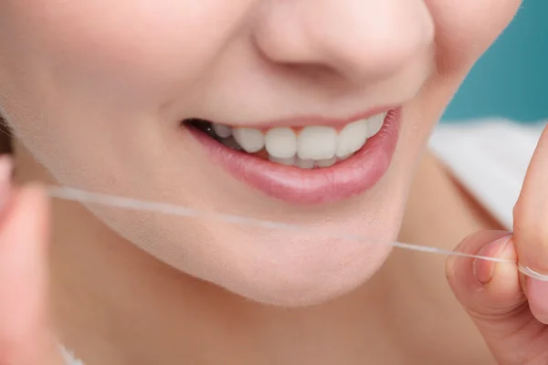 Mujer sonriendo con hilo dental. —  Fotos de Stock