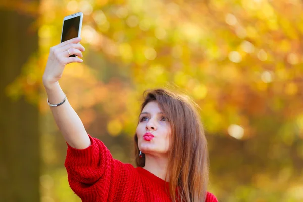 Menina encantadora com smartphone tirando foto selfie . — Fotografia de Stock