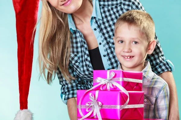 Madre e hijo con cajas de regalo —  Fotos de Stock