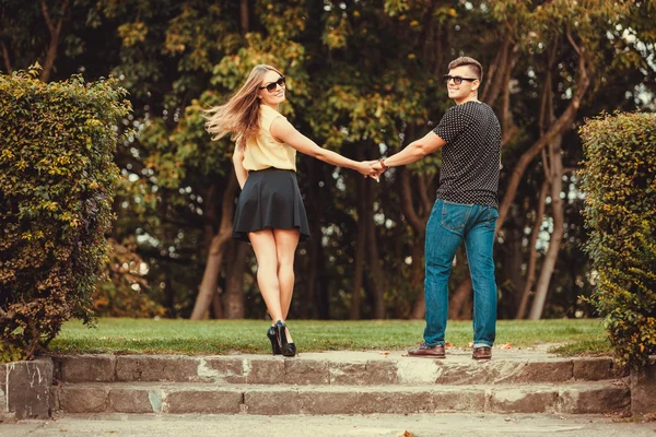 Paar geht im Park spazieren. — Stockfoto