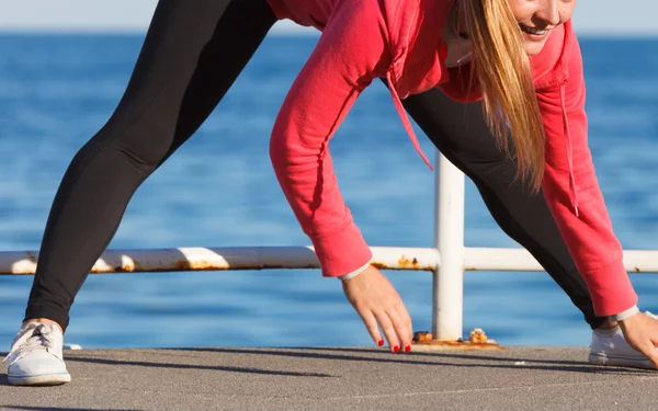 Frau macht Sport im Freien am Meer — Stockfoto