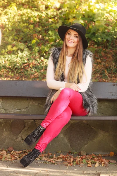 Linda chica en el parque — Foto de Stock