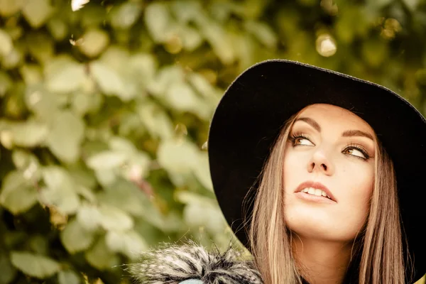 Pretty girl in park — Stock Photo, Image