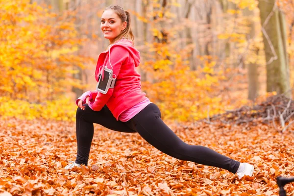 Fit Mädchen tun Stretching Outdoor. — Stockfoto