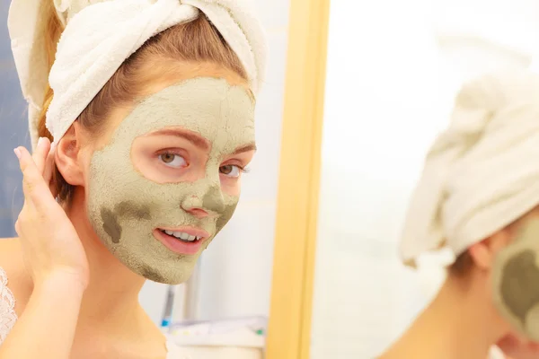 Nő arcát a zöld agyag-iszap maszk — Stock Fotó