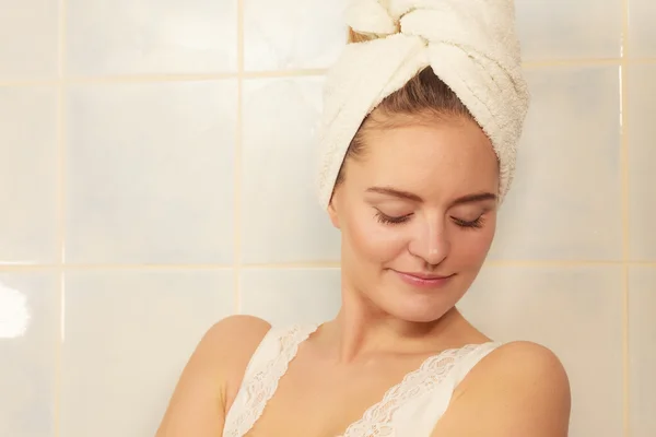Vrouw in handdoek op haar hoofd in de badkamer — Stockfoto
