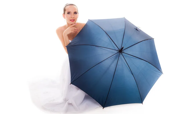 Full length bride in wedding gown holds umbrella — Stock Photo, Image