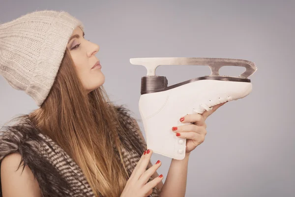 Aantrekkelijke dame met ijs-of rolschaatsen. — Stockfoto