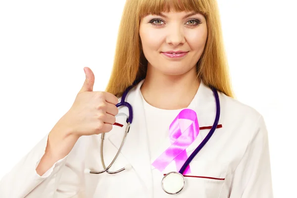 Mujer médico con el símbolo de las ayudas de cinta rosa — Foto de Stock