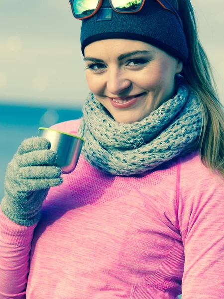 Fit mujer en el día frío calentamiento beber té — Foto de Stock