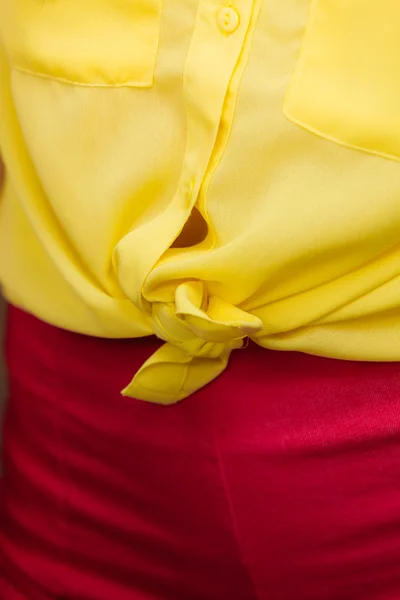 女人在打结的黄色衬衫特写 — 图库照片