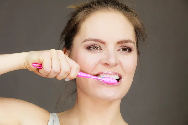 Mulher escovando dentes de limpeza — Fotografia de Stock