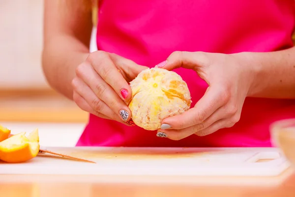 Руки женщины чистили апельсиновые фрукты крупным планом — стоковое фото
