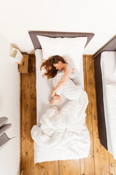 Mujer somnolienta durmiendo en la cama . —  Fotos de Stock
