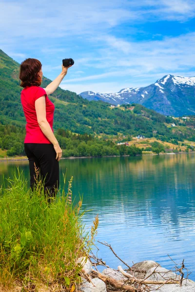 Tourist beim Fotografieren am norwegischen Fjord — Stockfoto