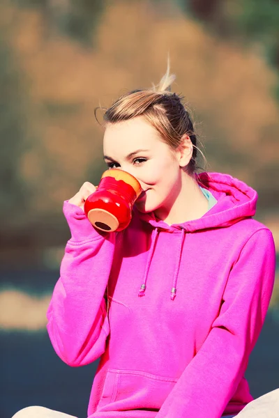 Girl at park drinking tea. — Stock Photo, Image