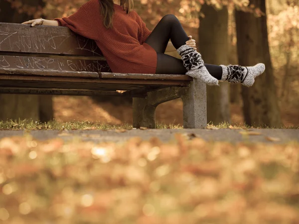 Piękna dziewczyna w jesienny czas relaksu na świeżym powietrzu. — Zdjęcie stockowe