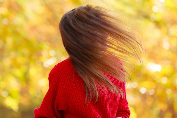 Девушка-красавица осенью отдыхает на свежем воздухе . — стоковое фото