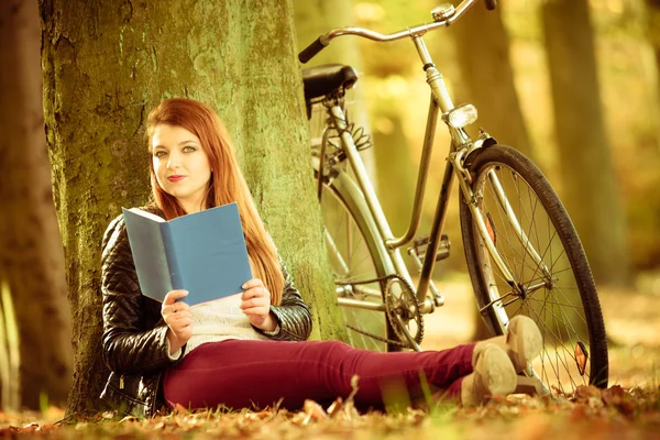 Lady läsning under träd. — Stockfoto