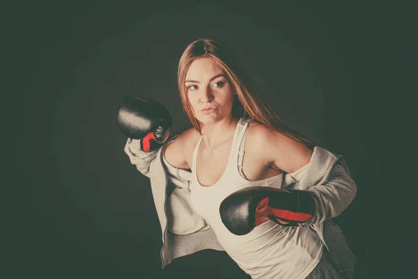 Donna con i guanti da boxe indossare abbigliamento sportivo . — Foto Stock