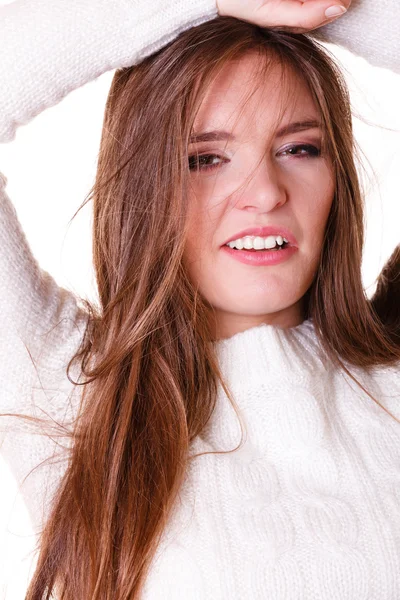 Mujer peinando y tirando del cabello . —  Fotos de Stock