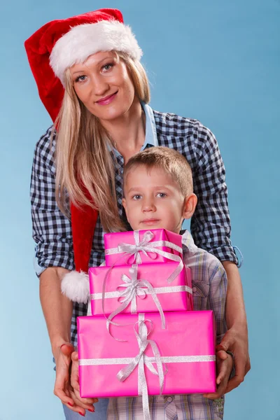 Mutter und Sohn mit Geschenkschachteln — Stockfoto