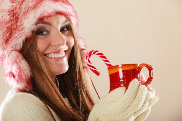 Chica con bastón en jarra de Navidad . —  Fotos de Stock