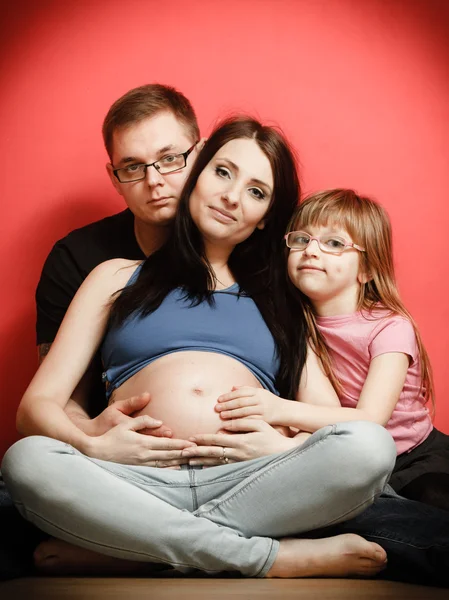 Familia esperando nuevo bebé —  Fotos de Stock