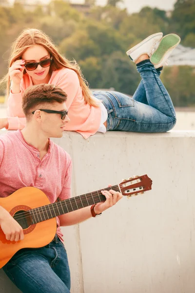 Gelukkige paar met gitaar buiten — Stockfoto