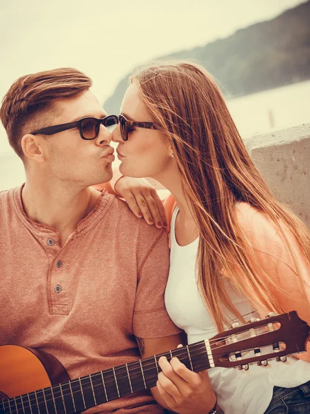 Šťastný pár s kytarou venkovní — Stock fotografie