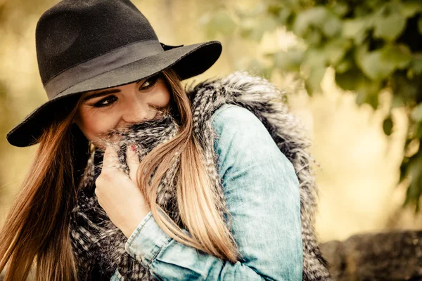 Mooi meisje in park — Stockfoto