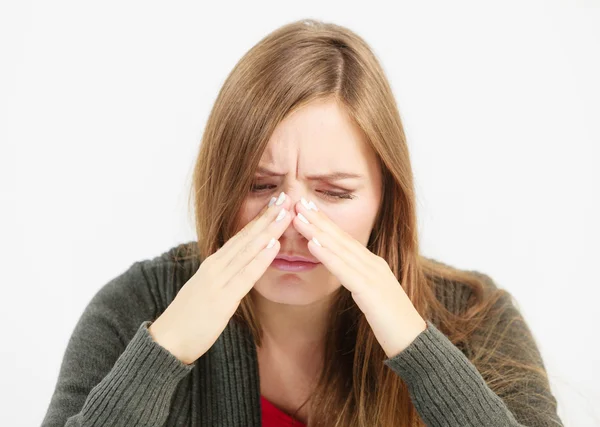 痛みを伴う副鼻腔炎による痛みを持つ若い女性 — ストック写真