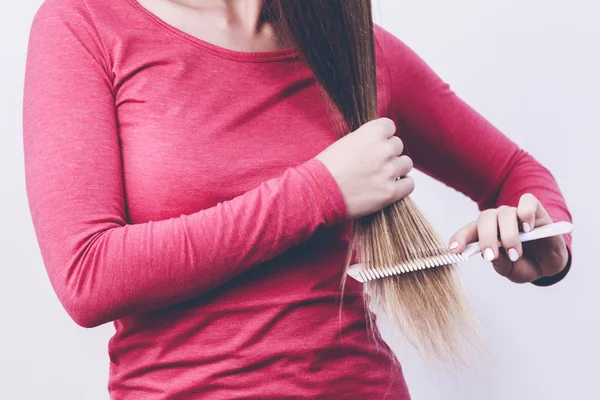 Vrouw borstel lange haren. — Stockfoto