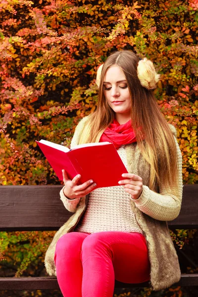 Mulher relaxante no parque outonal livro de leitura — Fotografia de Stock