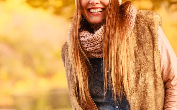 Donna che cammina nel parco autunnale — Foto Stock