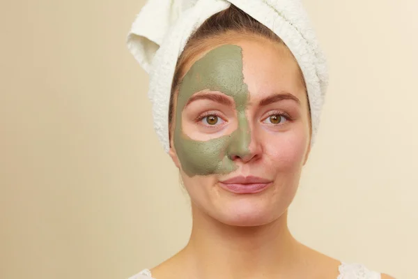 Cara de mulher com máscara de barro verde — Fotografia de Stock
