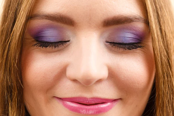 Woman face colorful eye makeup closed eyes closeup — Stock Photo, Image