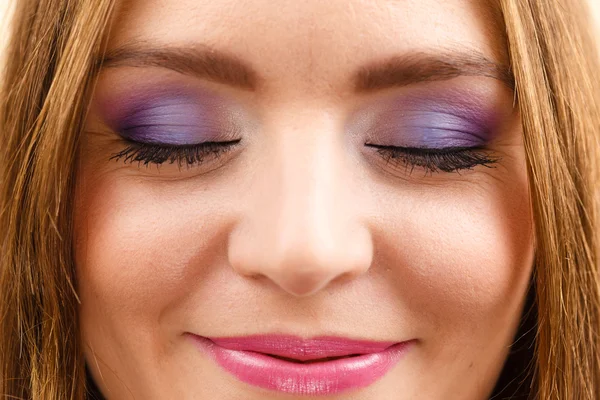 Mujer cara colorido ojo maquillaje cerrado ojos primer plano — Foto de Stock