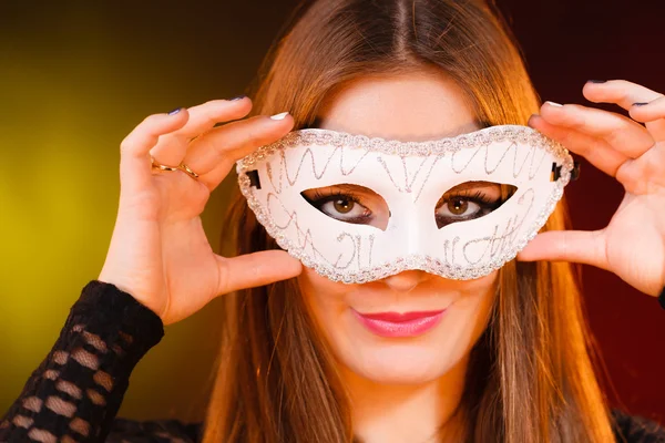 Vrouw houdt carnaval masker closeup — Stockfoto