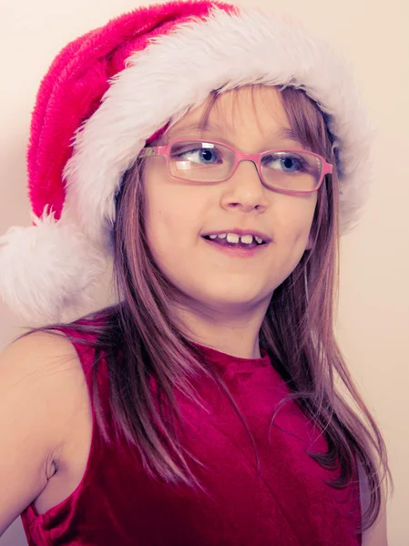 Lilla flickan ser ut som santa elf. — Stockfoto