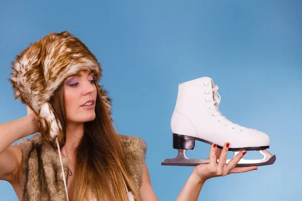 Senhora atraente com patins de gelo . — Fotografia de Stock