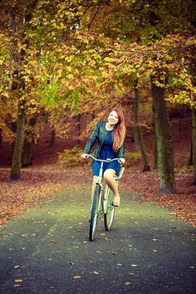 Mädchen im Kleid auf Fahrrad. — Stockfoto