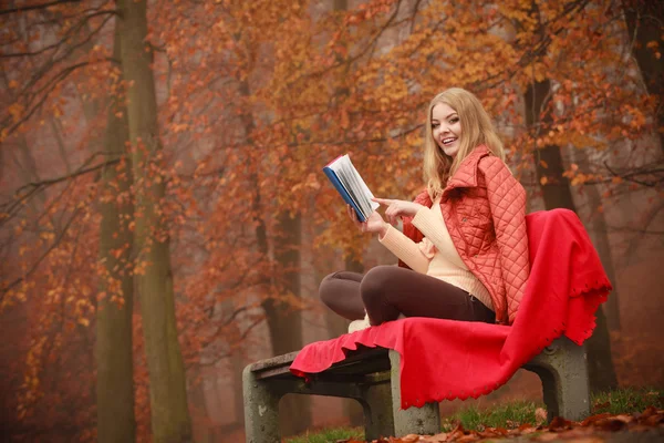 Nainen lukemassa sinistä kirjaa . — kuvapankkivalokuva