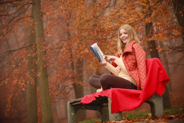 Lady reading blue book. — Stock Photo, Image