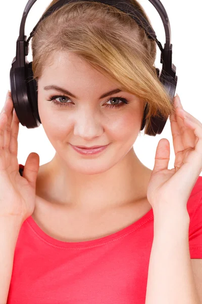 Vrouw in grote koptelefoon luisteren muziek geïsoleerd — Stockfoto