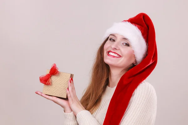 Chica de Navidad con pequeño regalo . — Foto de Stock