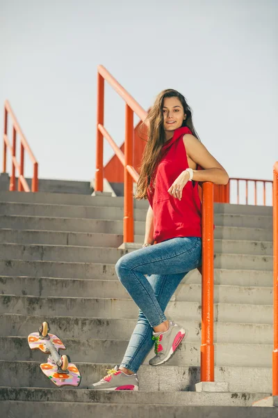 Stedelijke skate meisje met skateboard. — Stockfoto