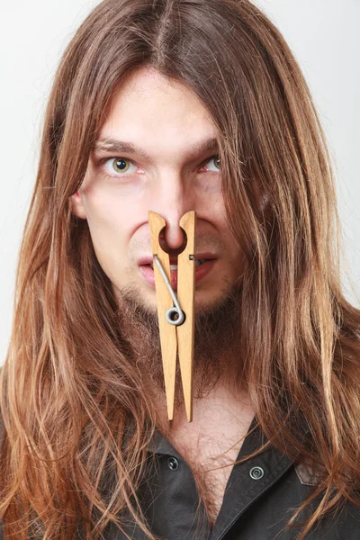 Homem com nariz entupido por clothespin — Fotografia de Stock