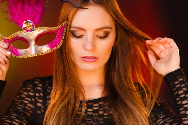 Vrouw houdt carnaval masker closeup — Stockfoto